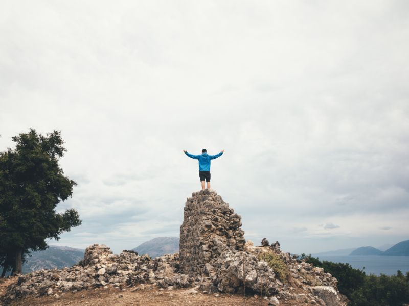 Mann bei Wanderung auf Kefalonia, Griechenland