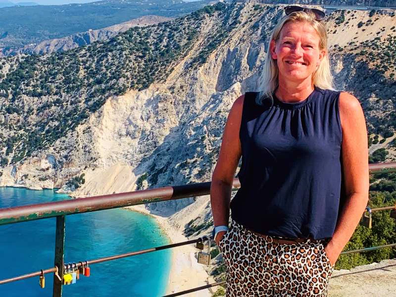 Frau vor der Küste Griechenlands