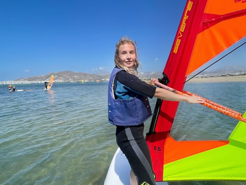 Surferin in Griechenland