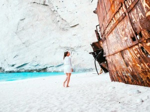 Frau schaut sich das Schiffswrack auf Zakynthos an, Griechenland