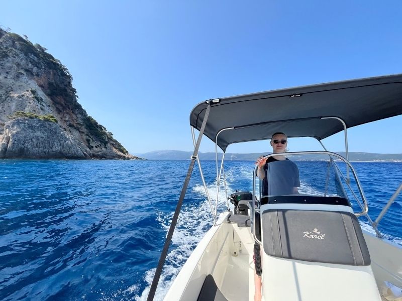Frau auf Boot in Griechenland
