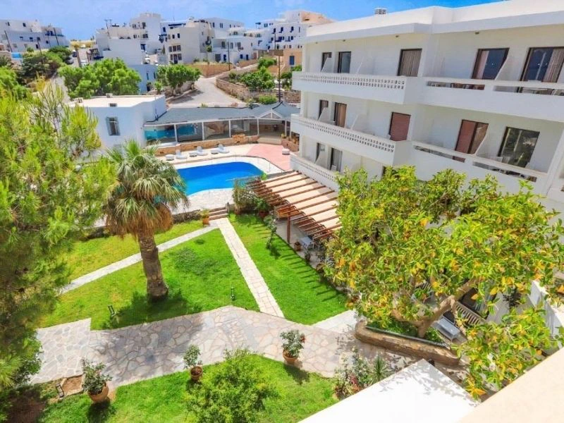 Blick auf die Gartenanlage der Unterkunft auf Tinos, Griechenland