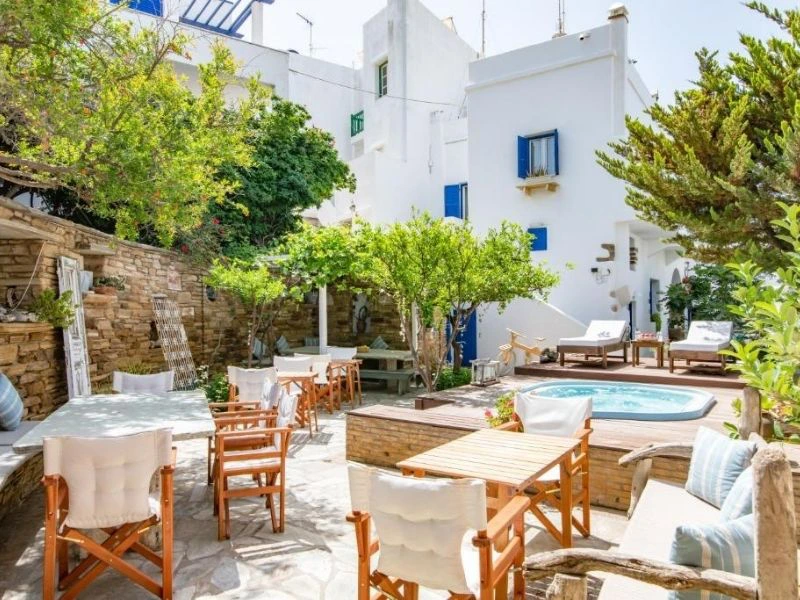 Garten im Komforthotel auf Tinos, Griechenland