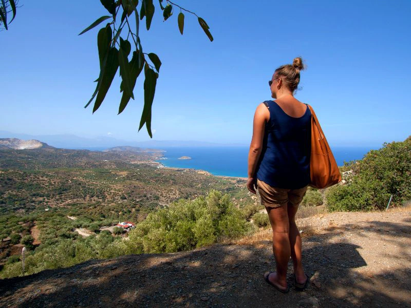 Frau blickt über die Insel Tinos, Griechenland