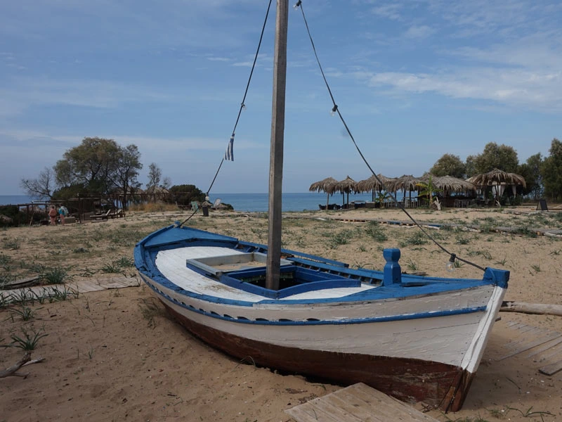 Boot an Gialova Strand bei Peloponnes Rundreise