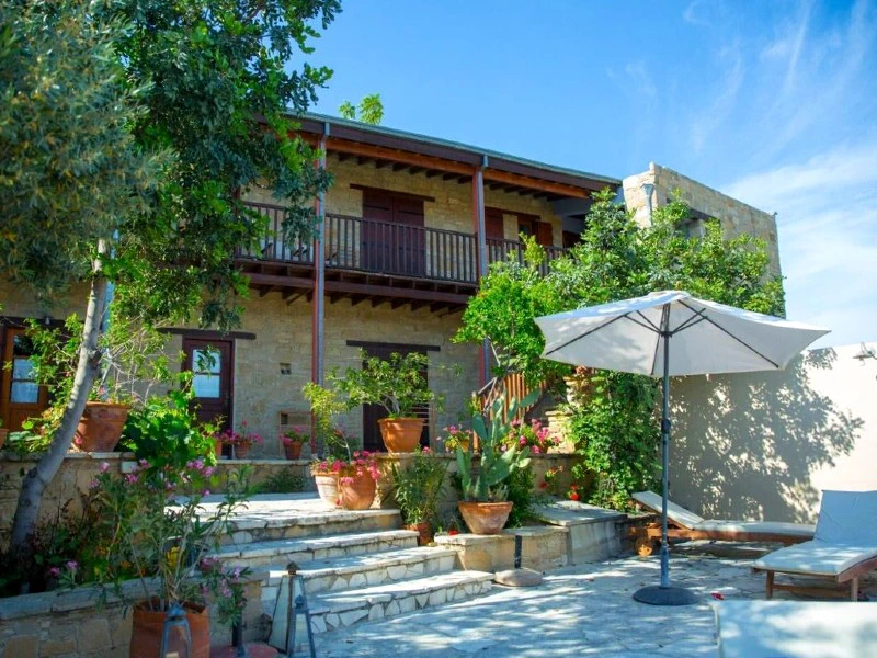 Hotelterrasse in Tochni bei Zypern Reisen