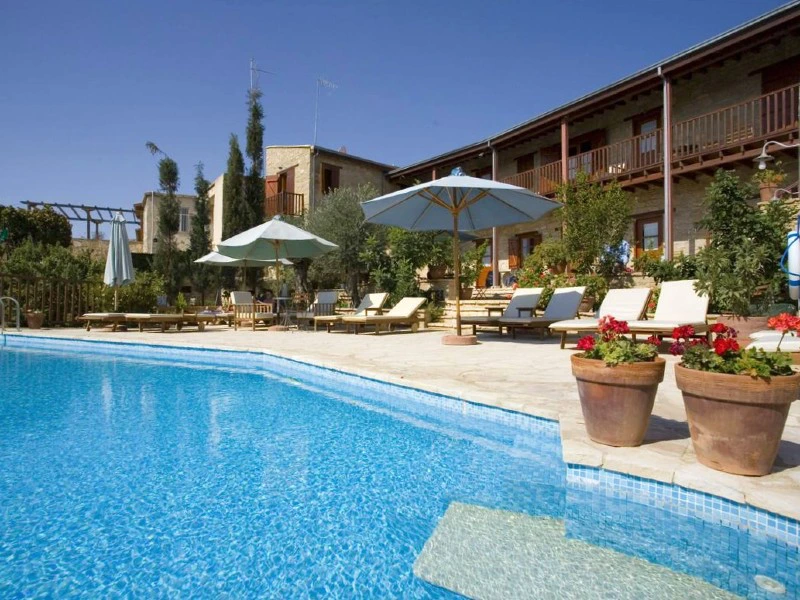 Hotel mit Pool bei Zypern Reise