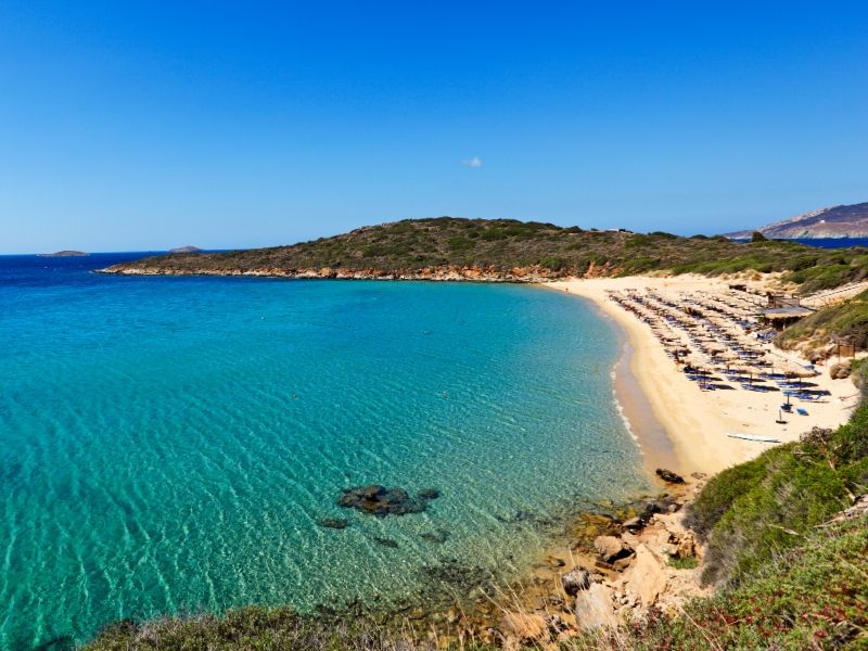 Blick auf einen Strand auf Andros, Griechenland