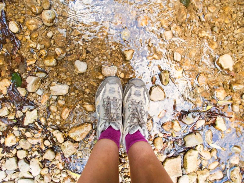 Schuhe nach dem Wandern auf Andros am Fluss in Griechenland