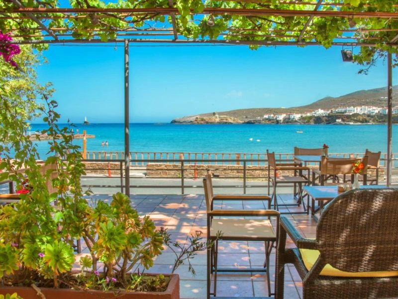 Blick aufs Meer aus eine Taverne in Griechenland