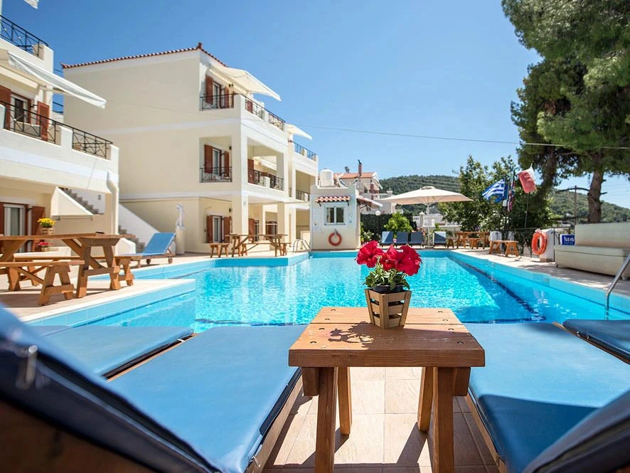 Hotelpool auf Poros in Griechenland