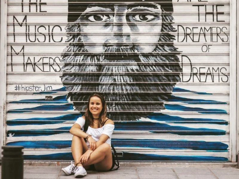 Frau vor Garage in Thessaloniki in Griechenland