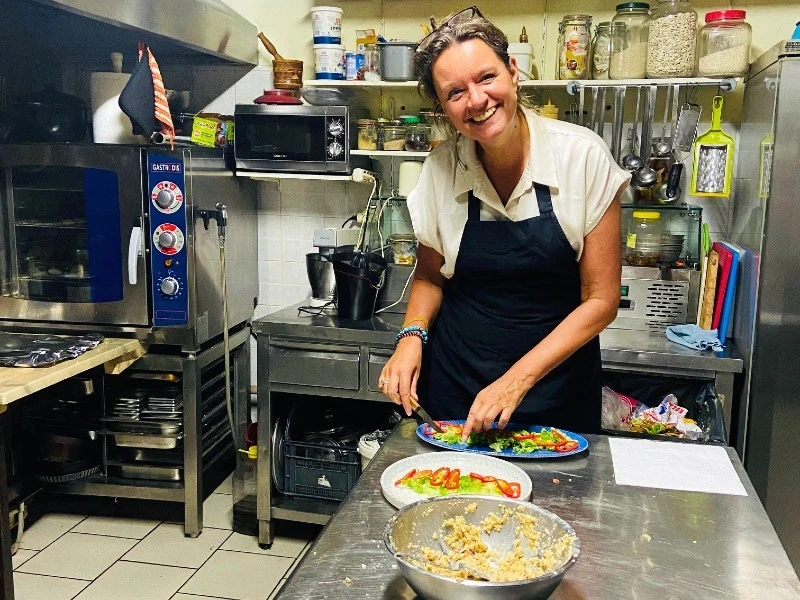 Frau beim Kochworkshop in Zagoria