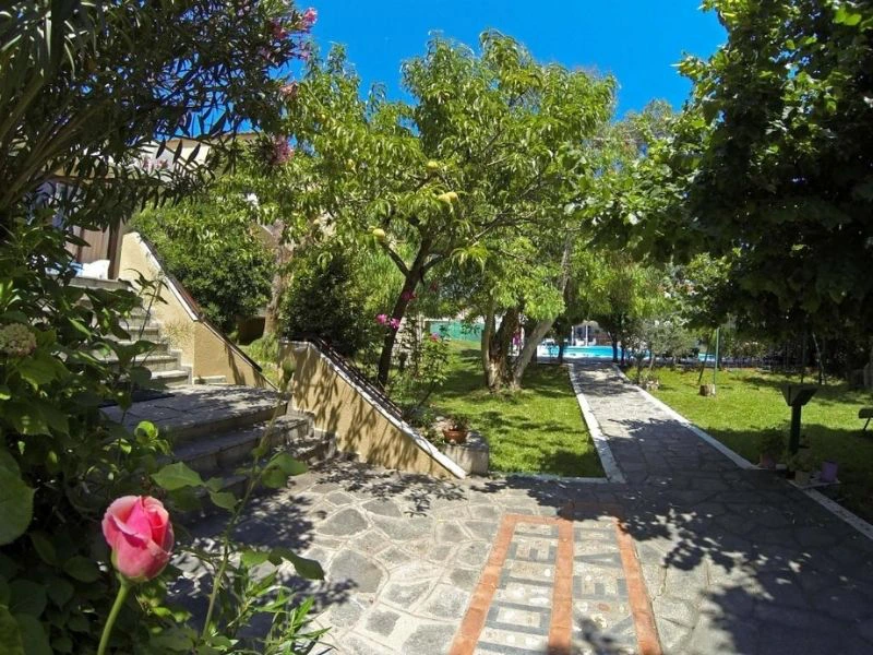 Garten der Unterkunft auf Thassos, Griechenland