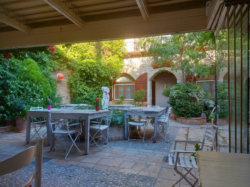 Innenhof eines Hotels in Galaxidi, Griechenland