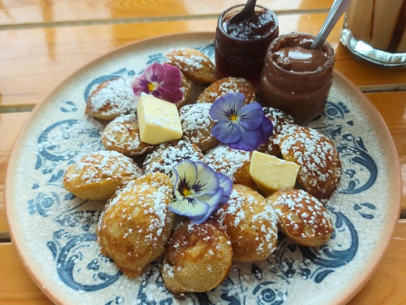 Leckere Pfannkuchen in einem Cafe auf Poros, Griechenland