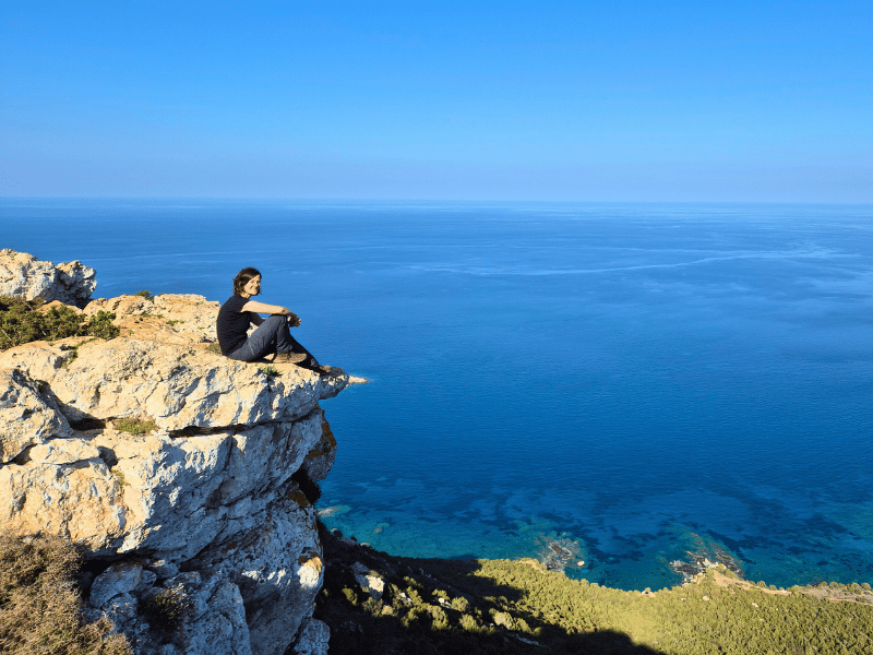 Frau auf Felsen auf der Akamas Halbinsel auf Zypern