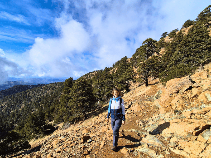 Frau beim Wandern am Olymp auf Zypern