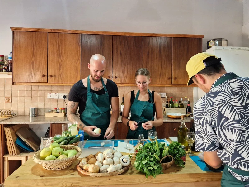 Reisende beim Kochworkshop auf Zypern