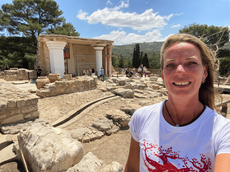 Frau in den Ruinen von Knossos auf Kreta