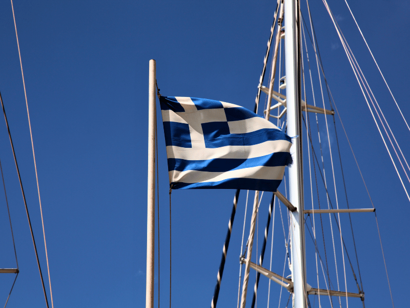 Griechische Flagge an Board eines Segelboots in Griechenland