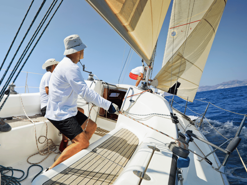Segler auf Boot in Griechenland