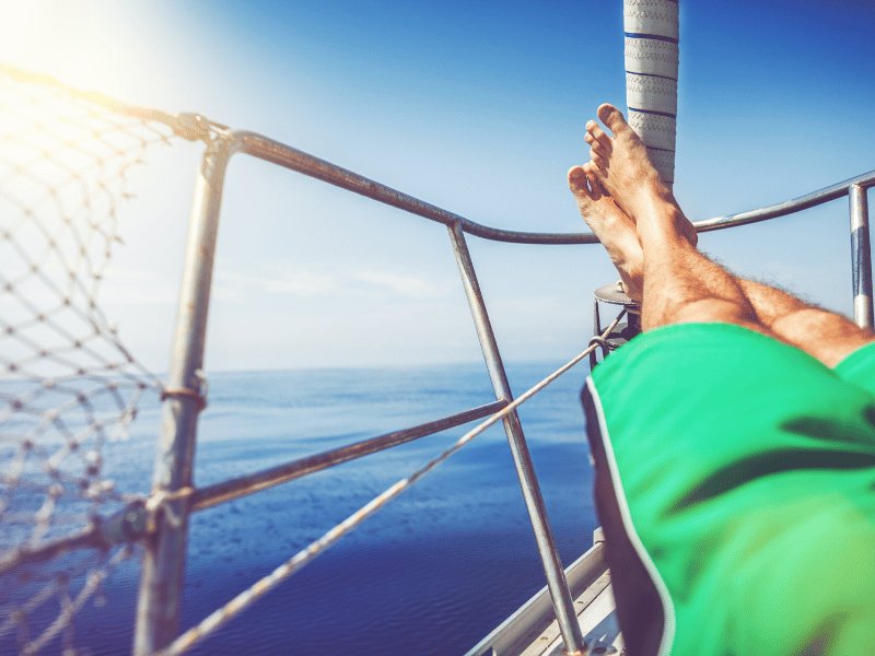 Entspannung auf dem Segelboot in Griechenland