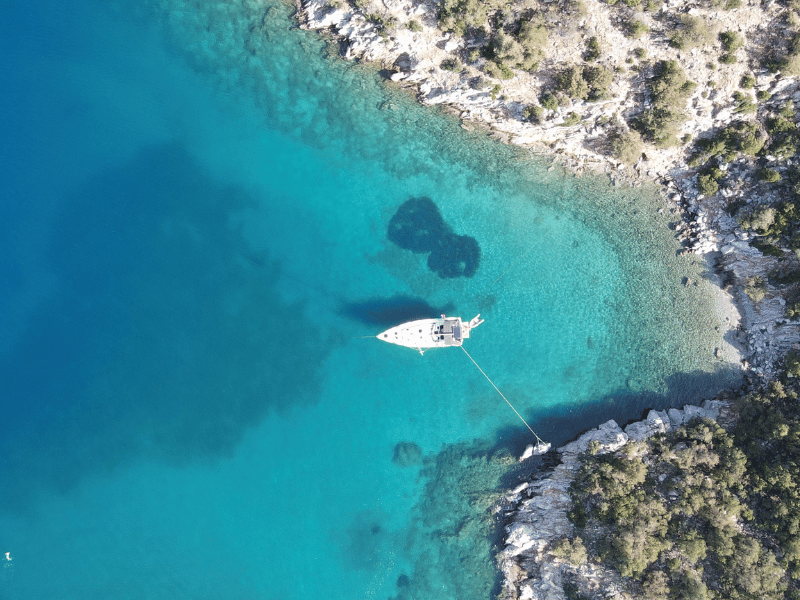 Segelyacht in einer Bucht in Griechenland