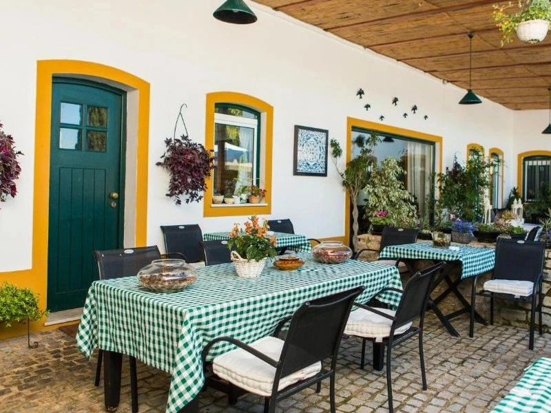 Terrasse mit Stühlen an der Sandalgarve