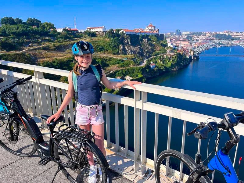 Kind unterwegs mit dem Fahrrad in Porto