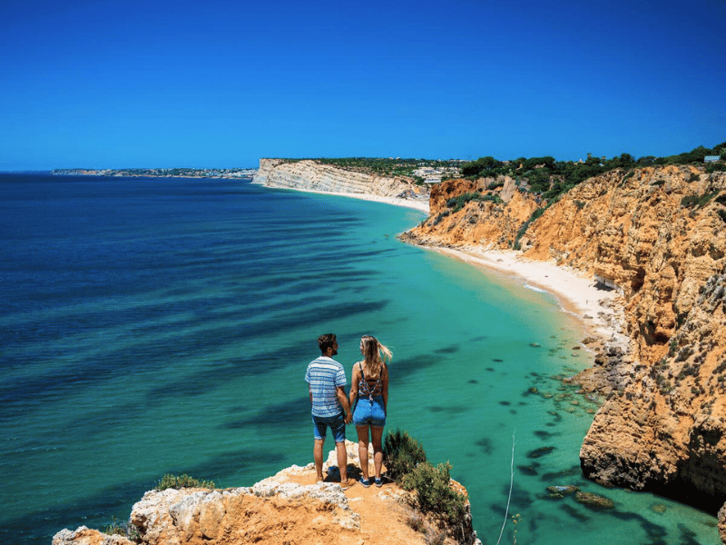 Paar schaut auf die Küste an der Algarve in Portugal