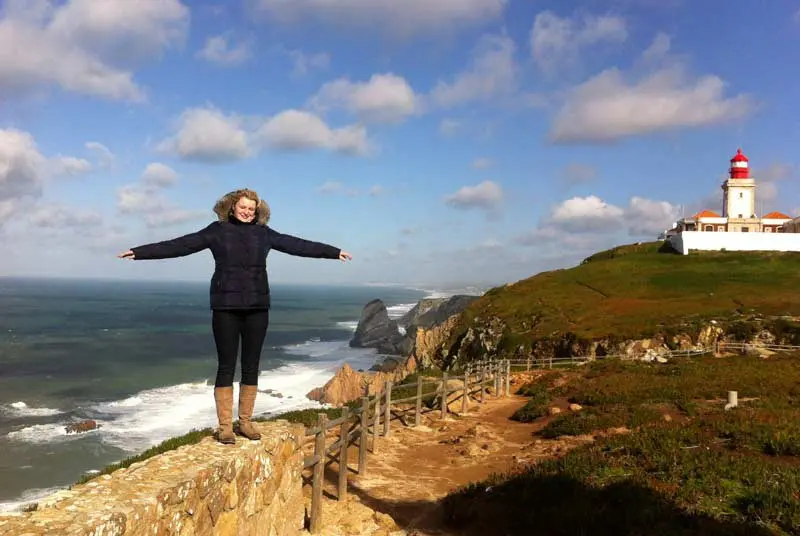 Frau vor Leuchtturm am Cabo da Roca