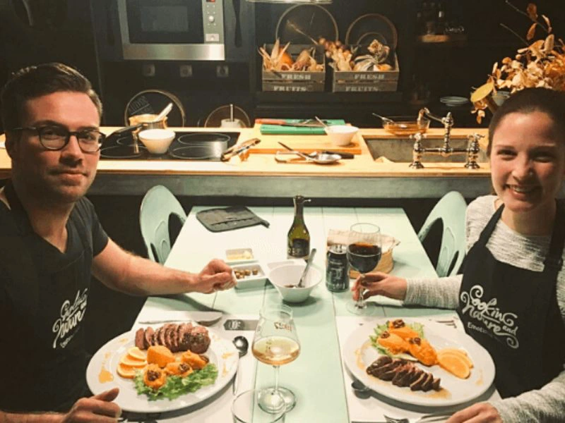 Reisende im Restaurant in Alvados in Portugal