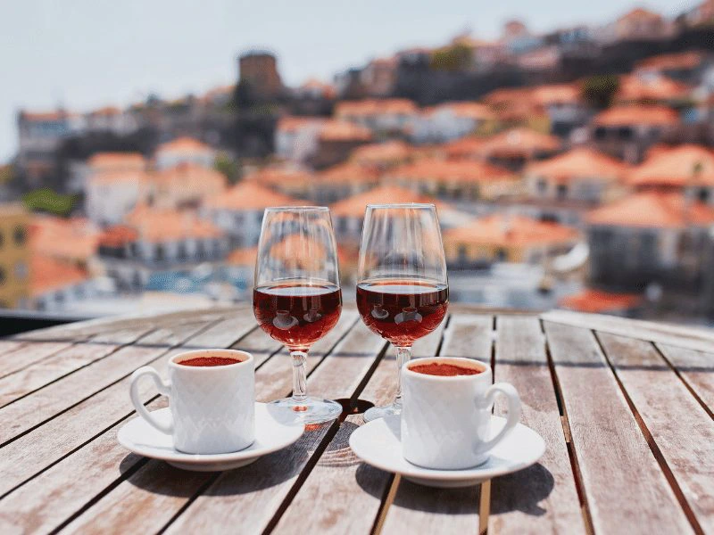Wein und Espresso auf Madeira