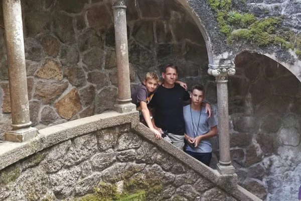 Kinder in den historischen Palästen in Portugal