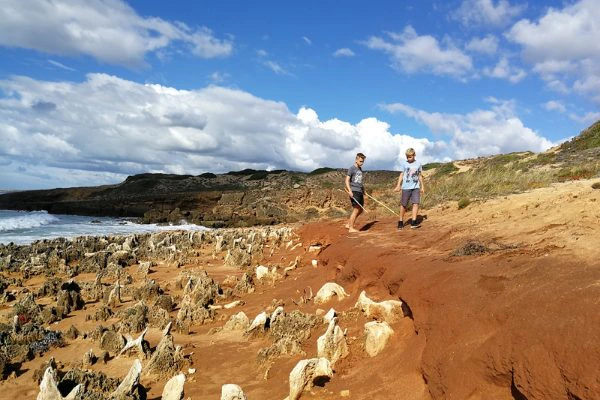 Kinder bei Wanderung an der KĂĽste Portugals