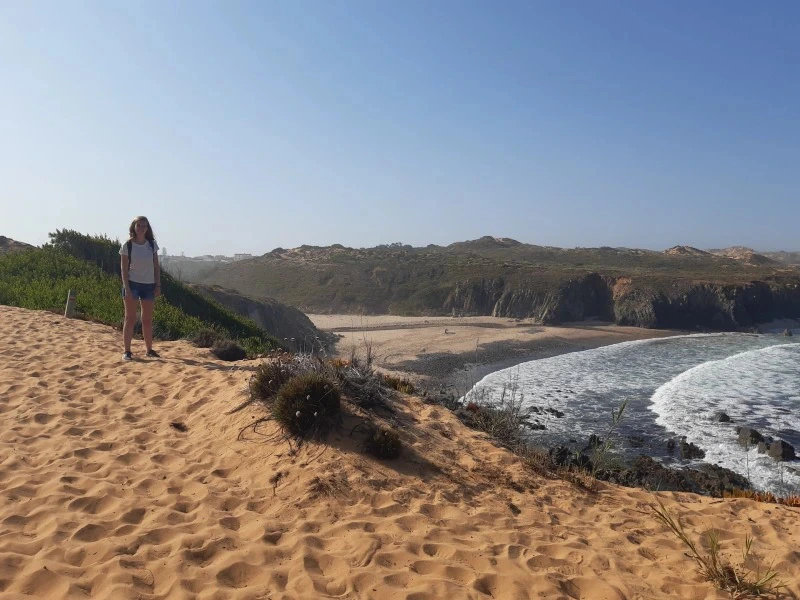 Reisende am Strand an der Atlantikküste in Portugal