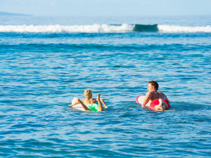 Reisende planschen im Meer