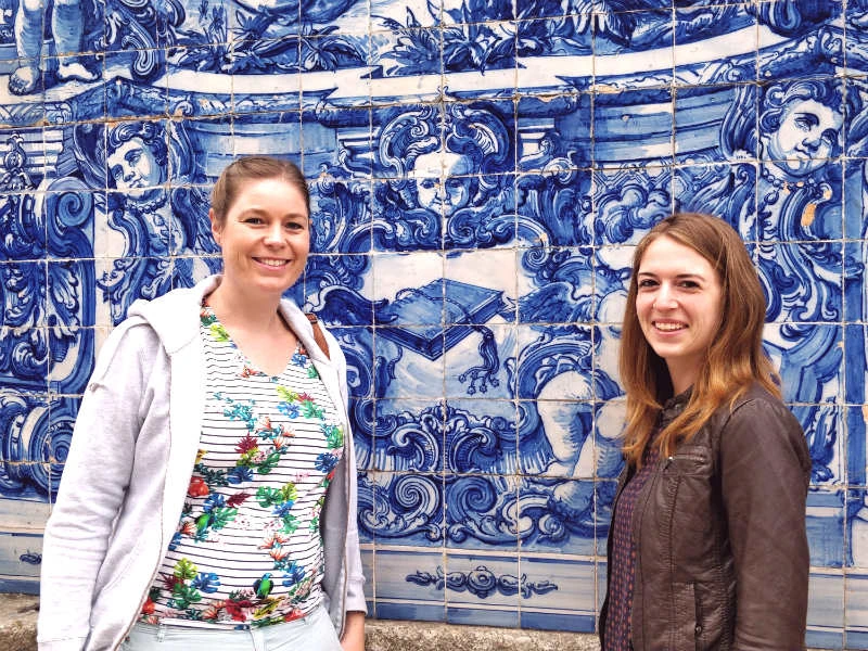 Zwei Frauen an einer Azulejos Mauer in Portugal