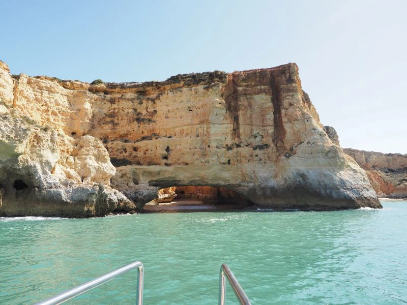 steile Felsen ragen aus dem Wasser an der Felsalgarve Portugal