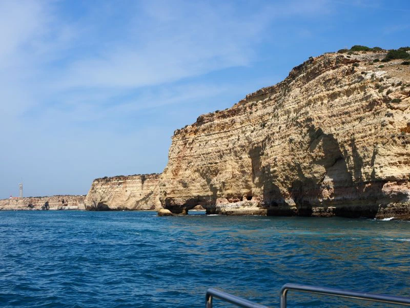 Blick auf die Felsenküste vom Boot aus