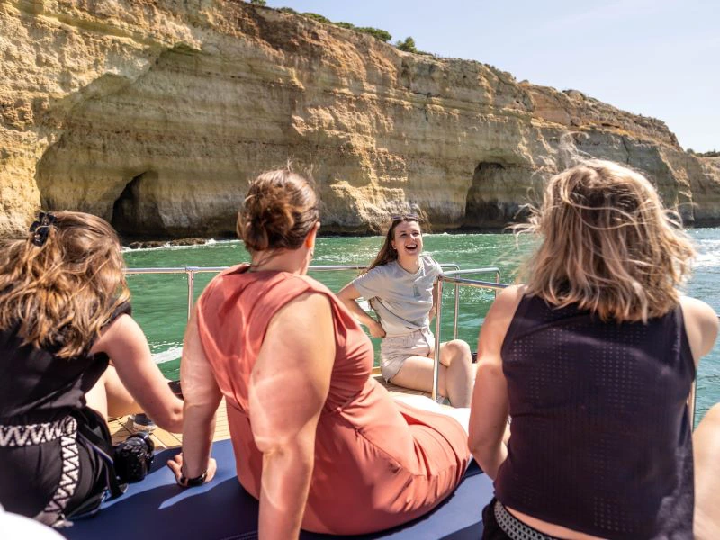 mit dem Boot unterwegs an der Algarve