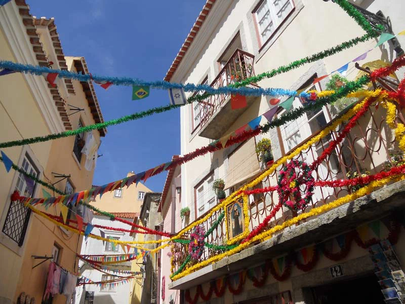 Bunte Bänder auf den Häusern in Lissabon