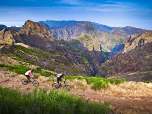 Reisende auf dem Mountainbike