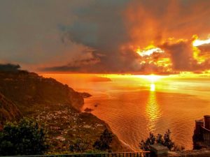 Ausblick aufs Meer beim Sonnenuntergang