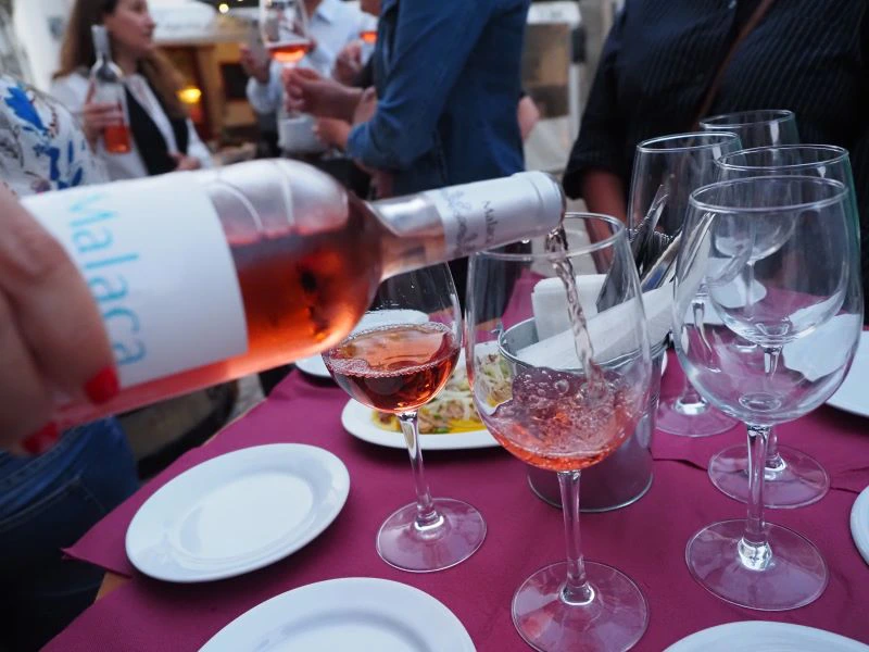 Wein probieren während der Foodtour in Olhao