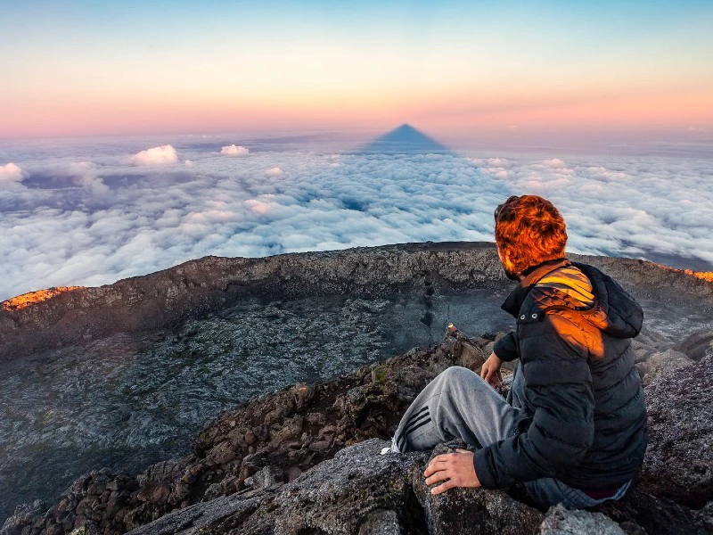 Reisender auf einem Gipfel auf Pico