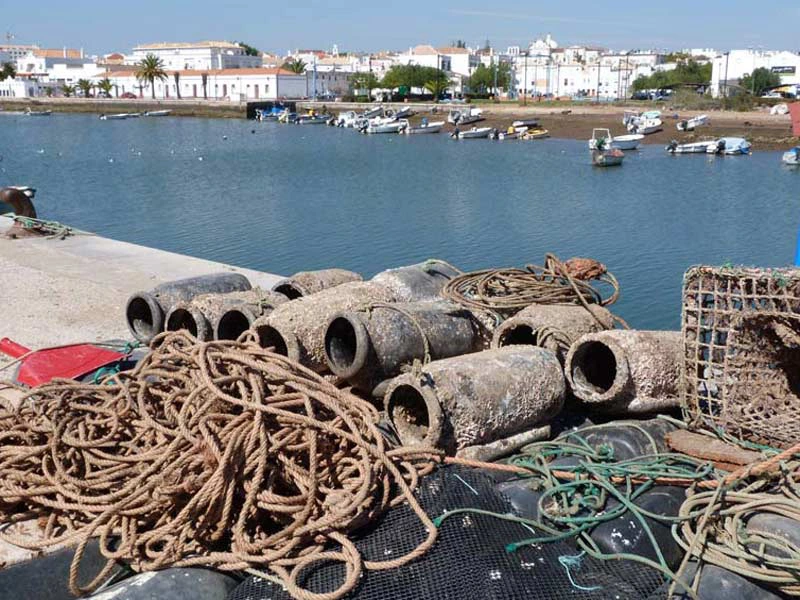 Fischernetze im Hafen von Tavira
