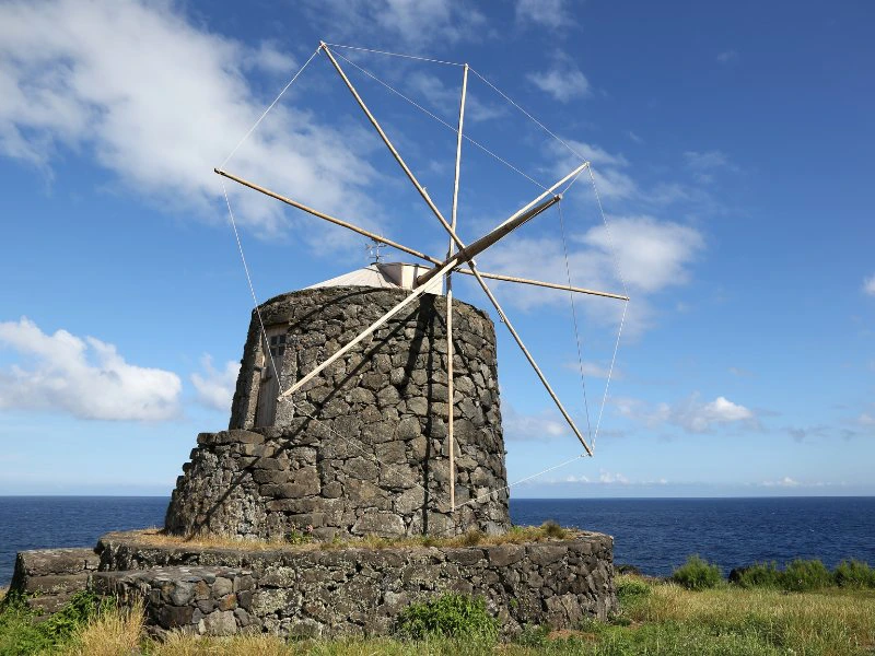 Typische Windmühle auf den Azoren