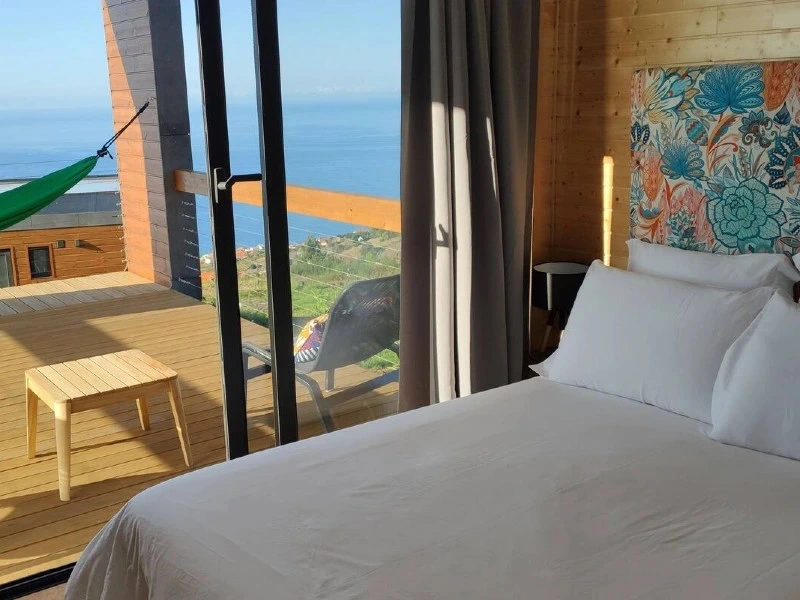 Gemütliches Zimmer im Glamping Camp auf Madeira